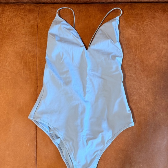 Reformation Rio One Piece - Picture 1 of 3